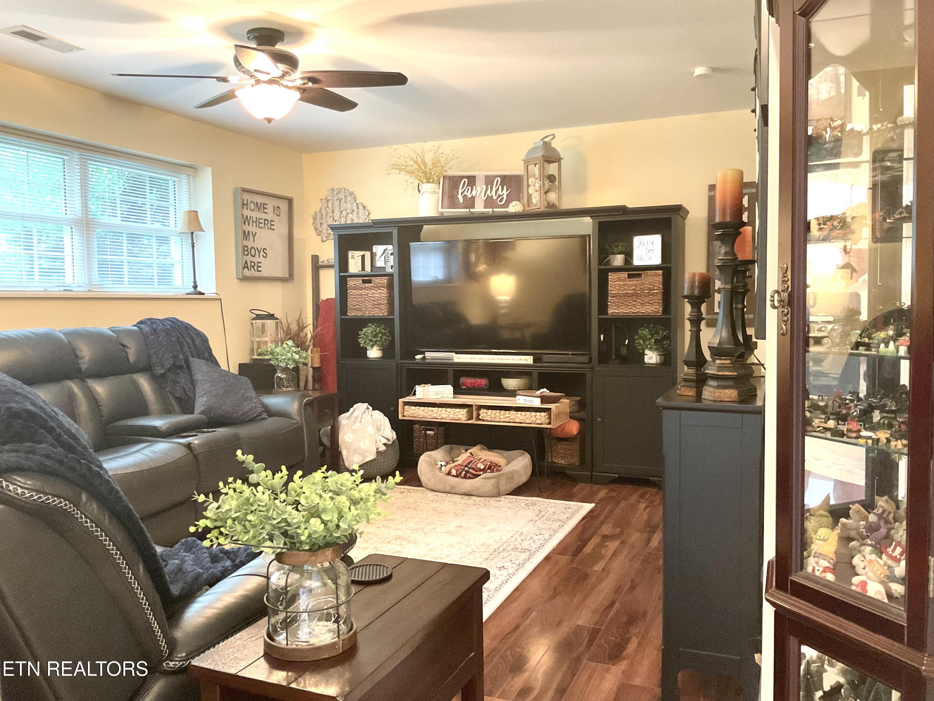 630-632 Bush Road Clinton, TN 37716 - Photo 28 of 47 Family Room down