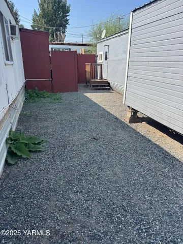 a view of a backyard