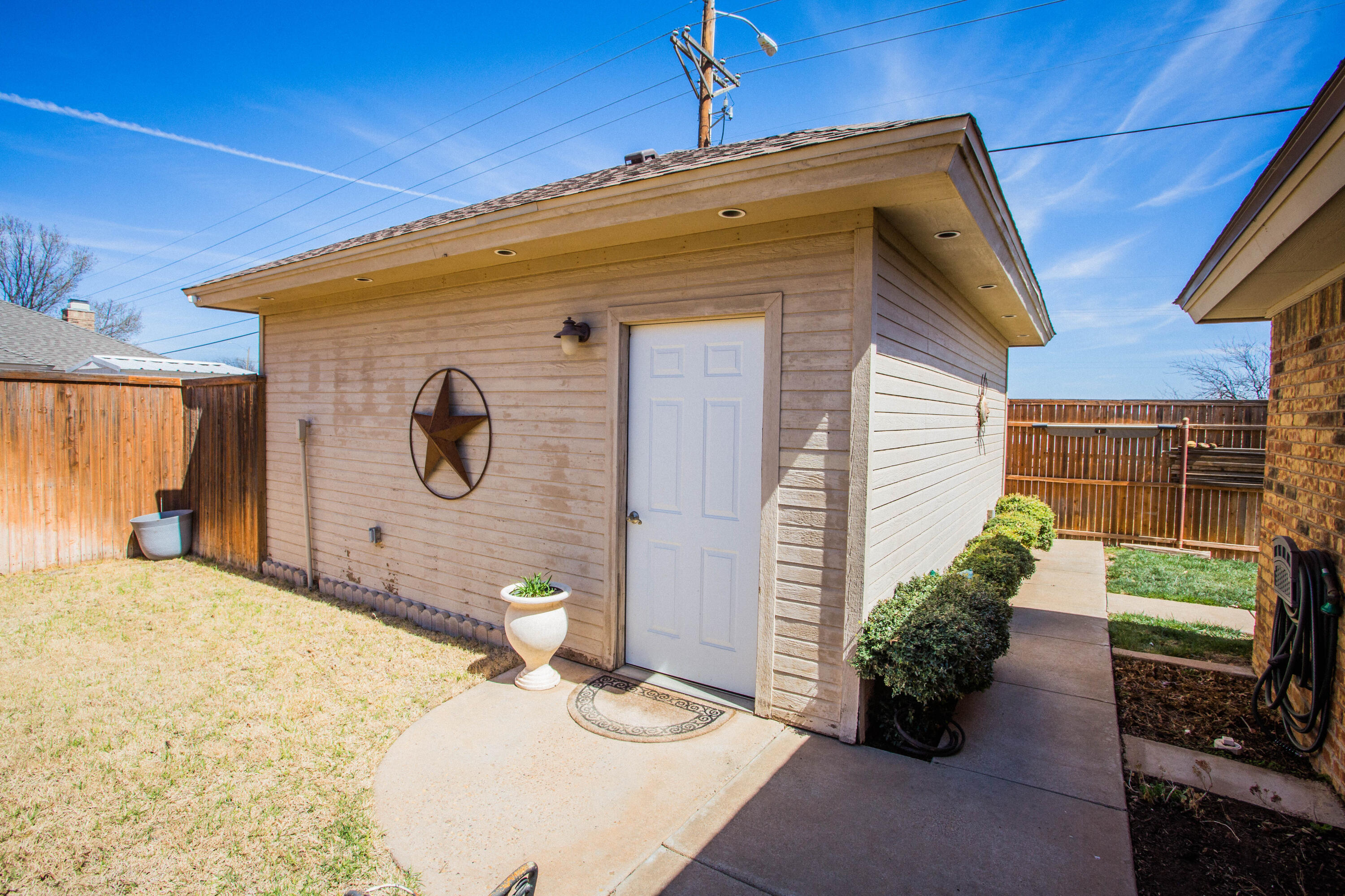 5202 85th Street Lubbock, TX 79424 - Photo 38 of 40 a bathroom with a tub and potted plant