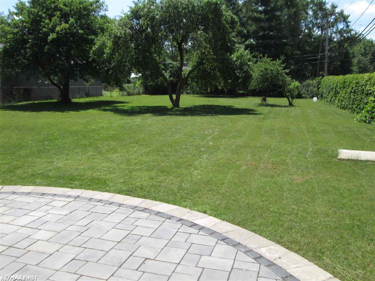 8078 Messmore Road Utica, MI 48317 - Photo 4 of 23 31386037-3.JPG