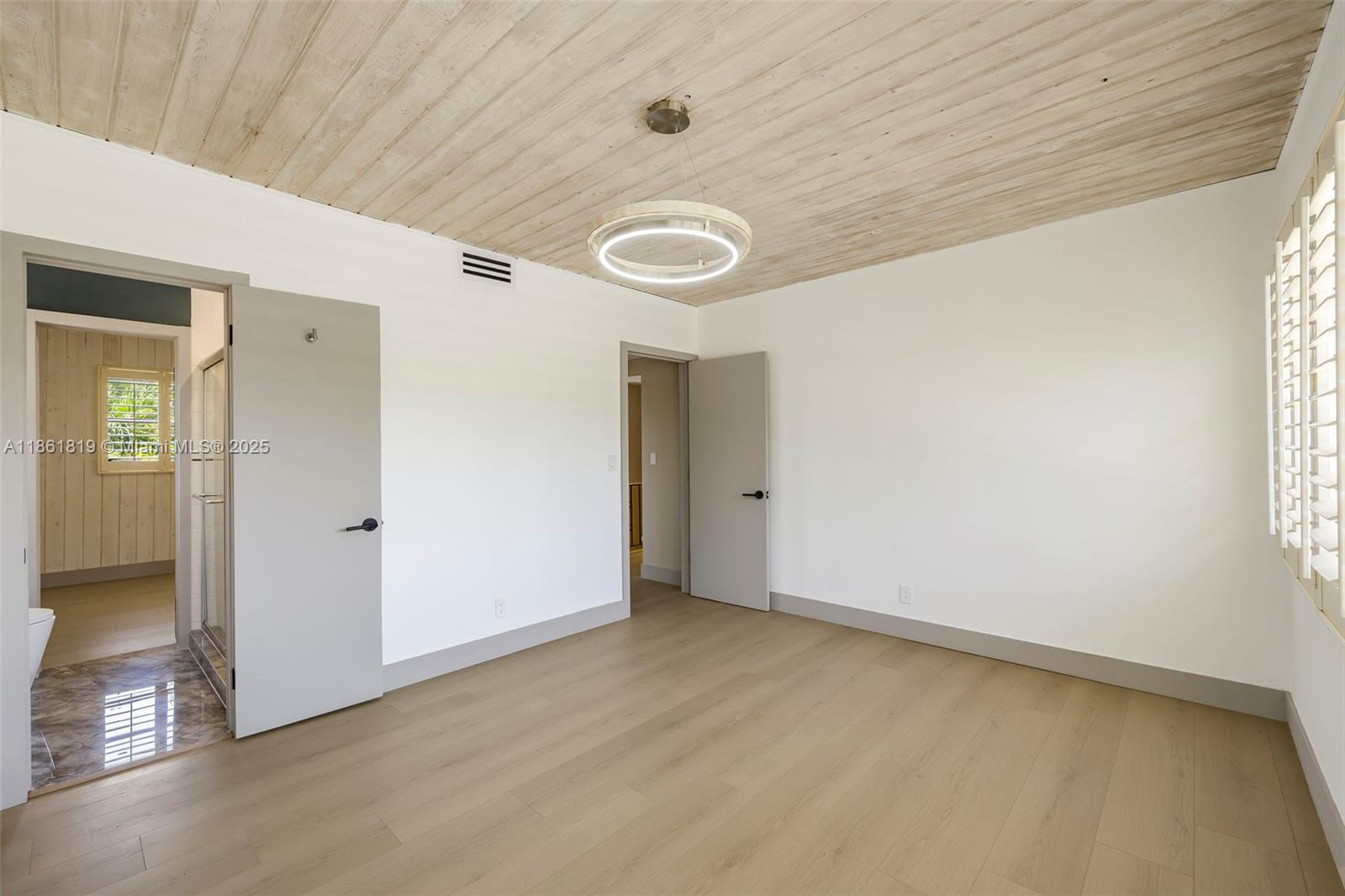 3180 North Bay Road Miami Beach, FL 33140 - Photo 23 of 41