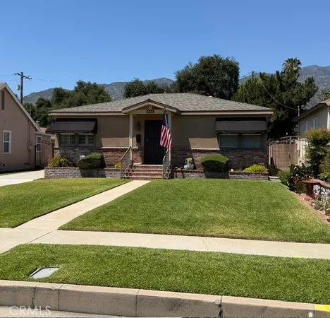 a view of a yard in front of house