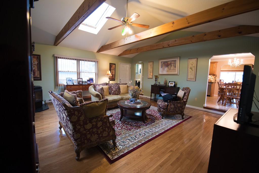 362 Stapleton Road Springfield, MA 01109 - Photo 4 of 24 a living room with furniture