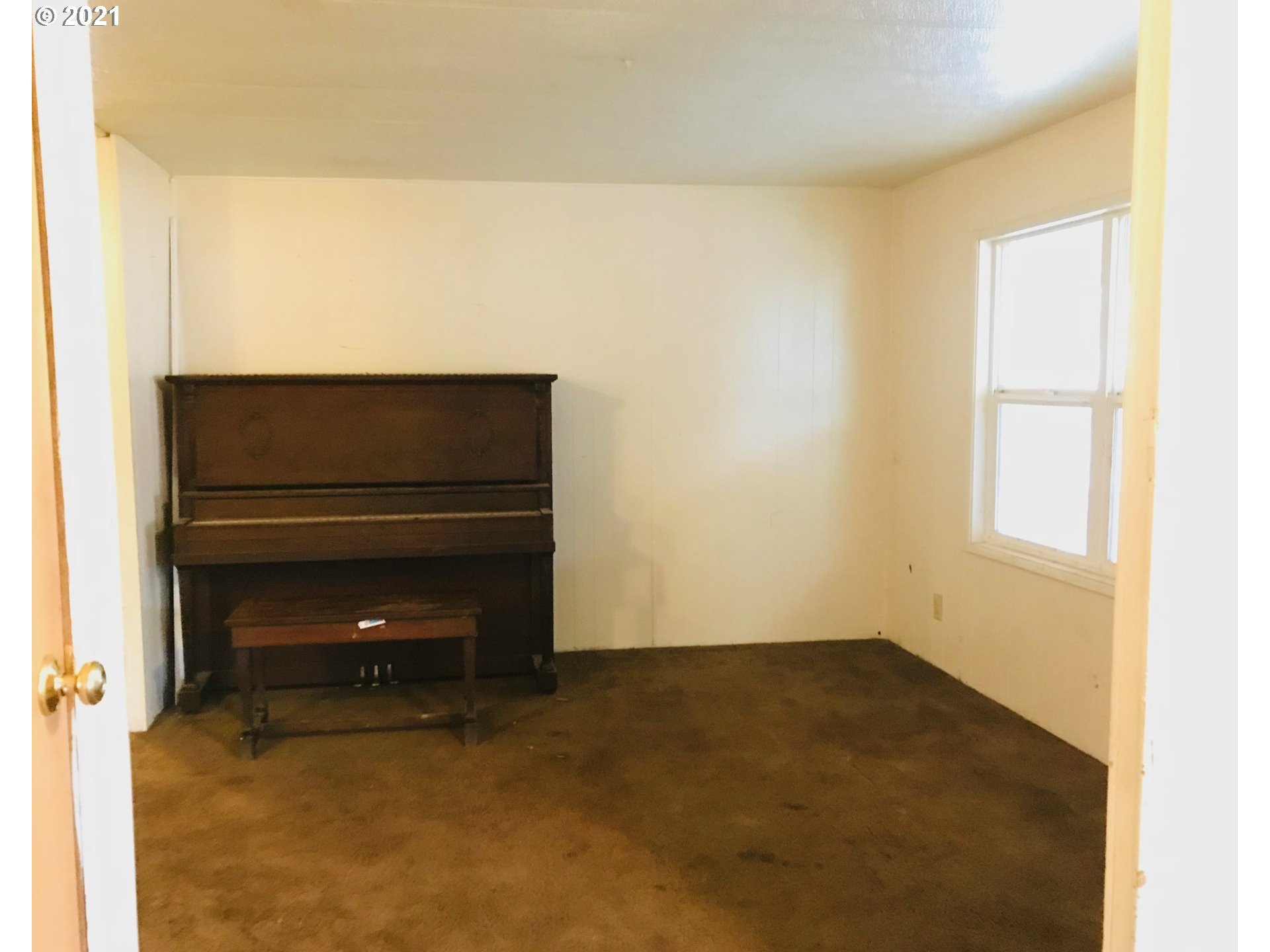 5287 Cynthia Court Springfield, OR 97478 - Photo 4 of 22 a room with a bed
