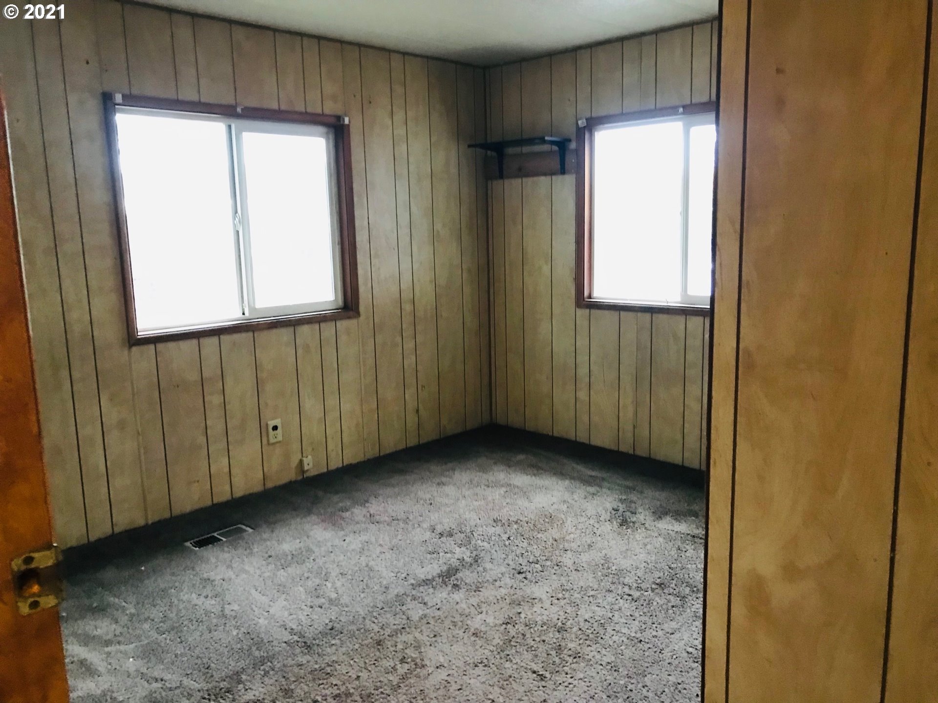 5287 Cynthia Court Springfield, OR 97478 - Photo 8 of 22 a view of an empty room with a window