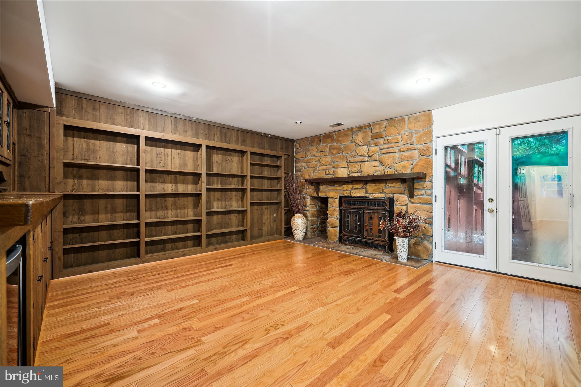 10941 Pebble Run Drive Silver Spring, MD 20902 - Photo 4 of 45 Handsome Family Room