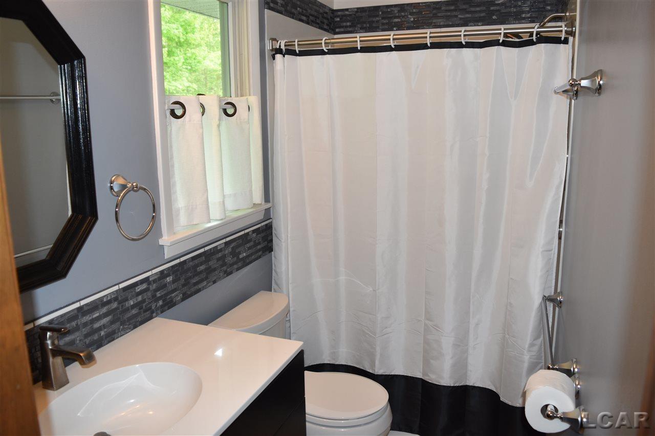 985 Riverside Avenue Adrian, MI 49221 - Photo 10 of 25 Master Bath