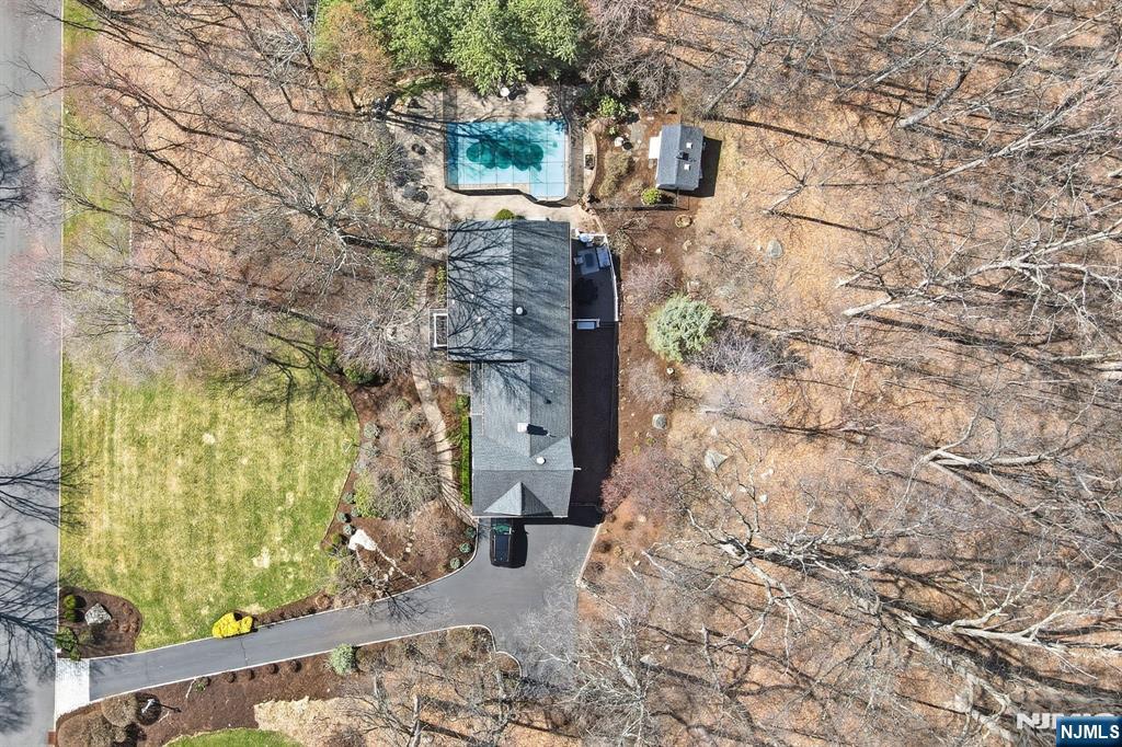 760 Rivenwood Road Franklin Lakes, NJ 07417 - Photo 34 of 48 a balcony with a tree