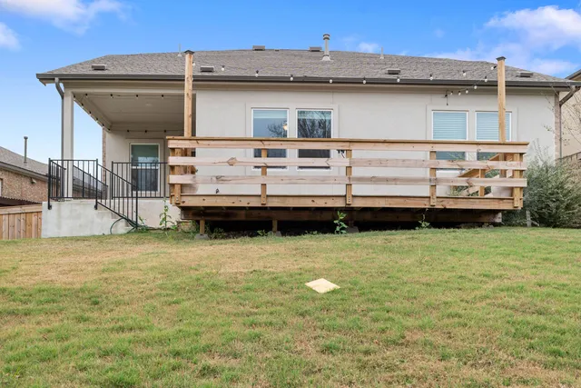 a view of a house with a backyard space