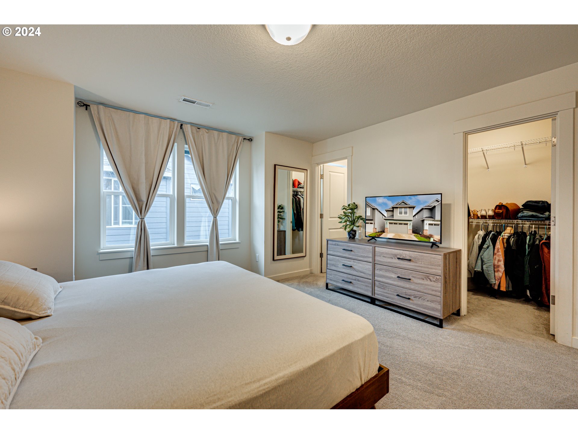 7252 South 13th Street Ridgefield, WA 98642 - Photo 14 of 29 a bedroom with furniture and window