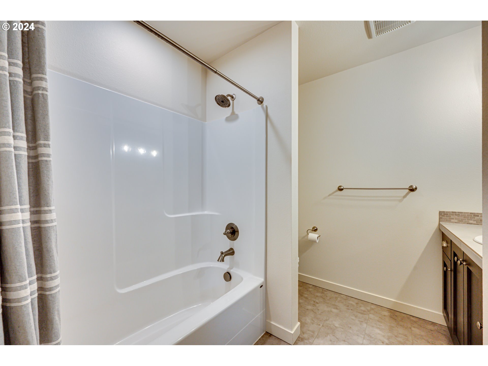 7252 South 13th Street Ridgefield, WA 98642 - Photo 20 of 29 a bathroom with a bathtub and a shower
