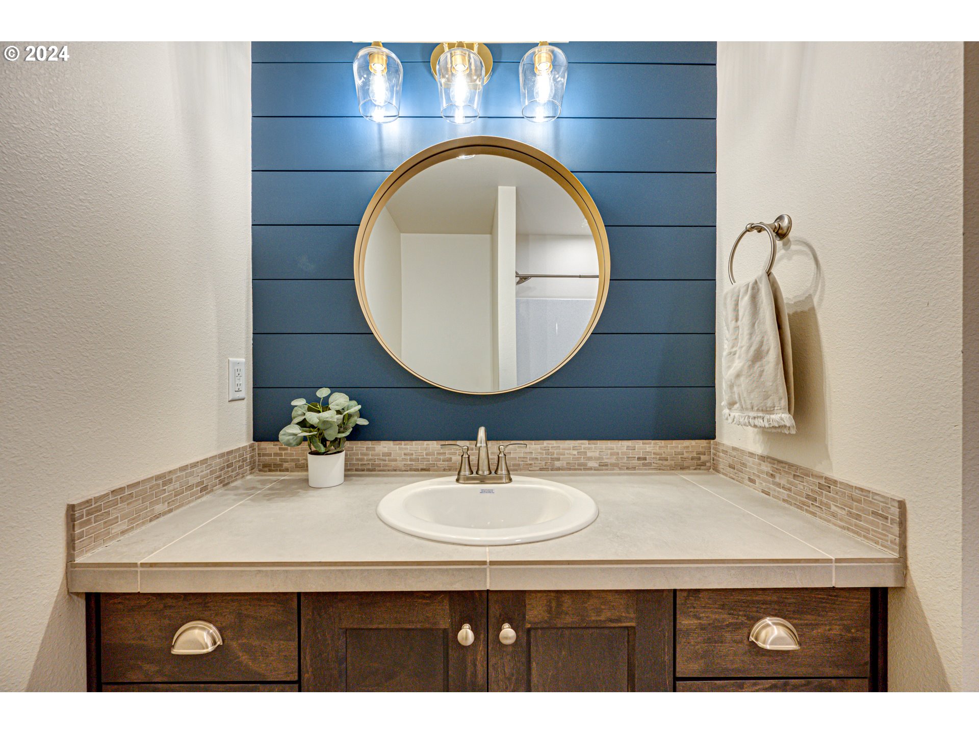 7252 South 13th Street Ridgefield, WA 98642 - Photo 21 of 29 a bathroom with a sink and a mirror