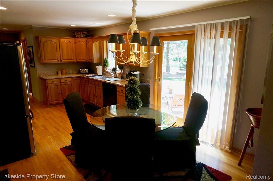 2869 West Avon Road Rochester, MI 48309 - Photo 15 of 47 Kitchen & Breakfast Nook