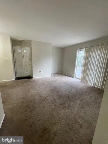 a view of empty room with window