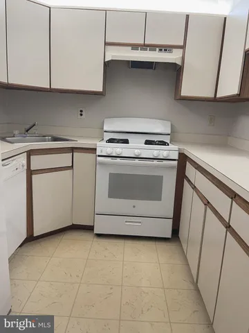 a view of an empty room and room