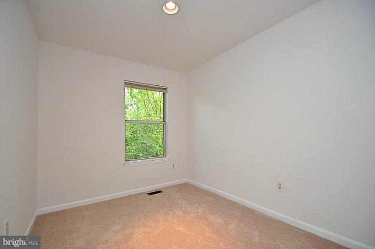 9537 Clocktower Lane Columbia, MD 21046 - Photo 11 of 16 an empty room with window
