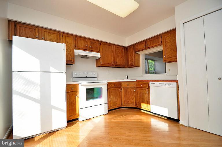 9537 Clocktower Lane Columbia, MD 21046 - Photo 5 of 16 a kitchen with stainless steel appliances granite countertop a stove a sink and a refrigerator