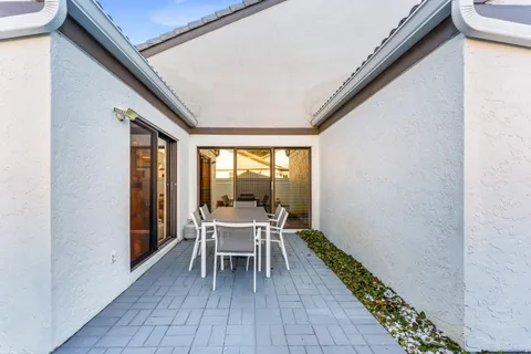 $599,900 | 37 Clubhouse Lane, Boynton Beach, FL 33436