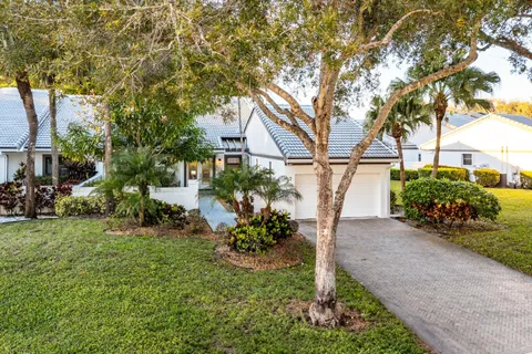 $599,900 | 37 Clubhouse Lane, Boynton Beach, FL 33436