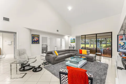 $599,900 | 37 Clubhouse Lane, Boynton Beach, FL 33436