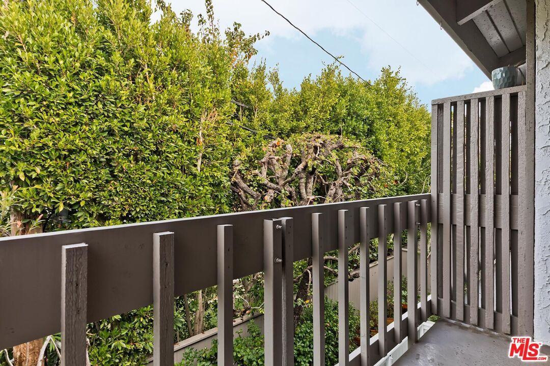 1013 21st Street, Unit B Santa Monica, CA 90403 - Photo 16 of 28 a view of a fence of the green space
