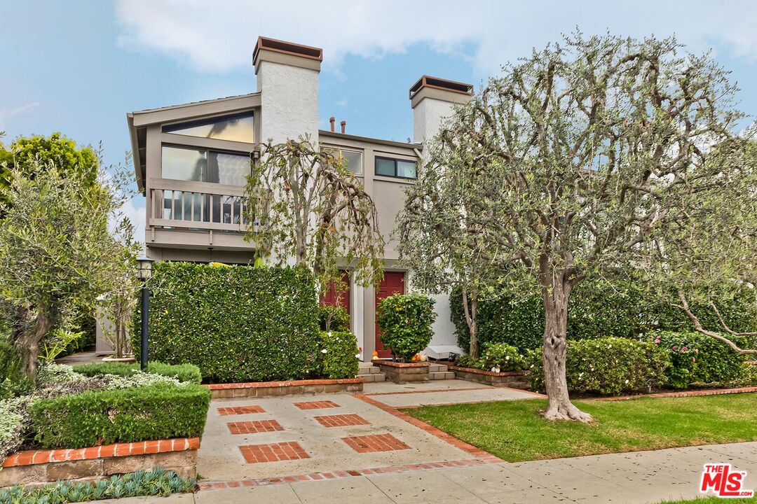 1013 21st Street, Unit B Santa Monica, CA 90403 - Photo 2 of 28 a view of a building with a yard