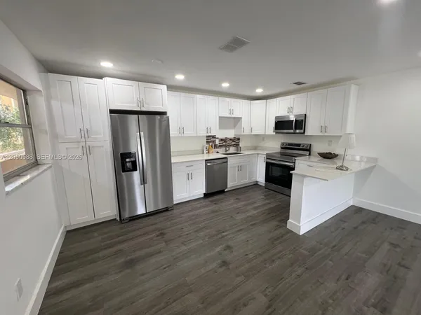 $2,400 | 4111 Stirling Road, Unit 209, Fort Lauderdale, FL 33314