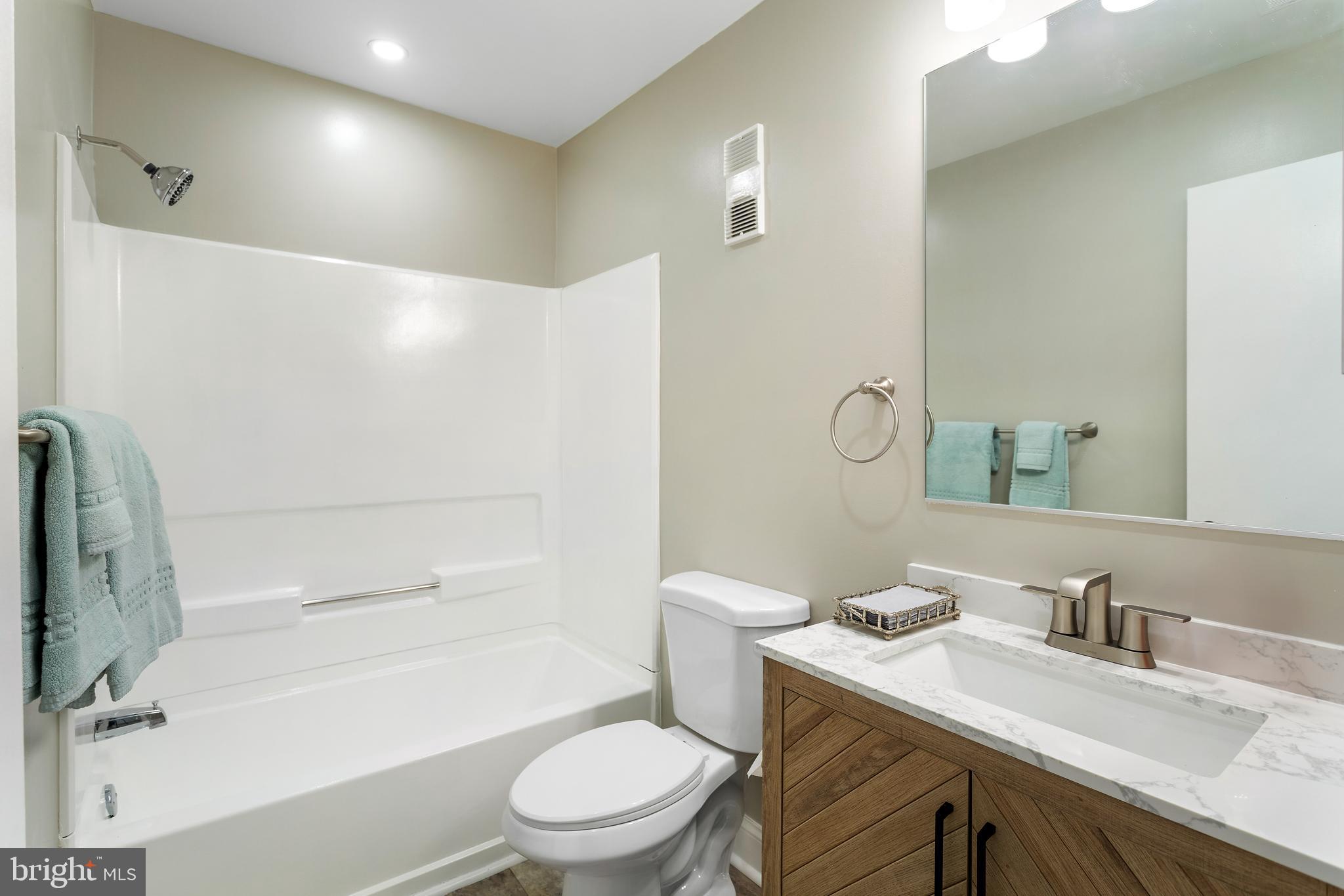 22 Andrew Place, Unit R126 Baltimore, MD 21201 - Photo 25 of 33 Hall Bathroom