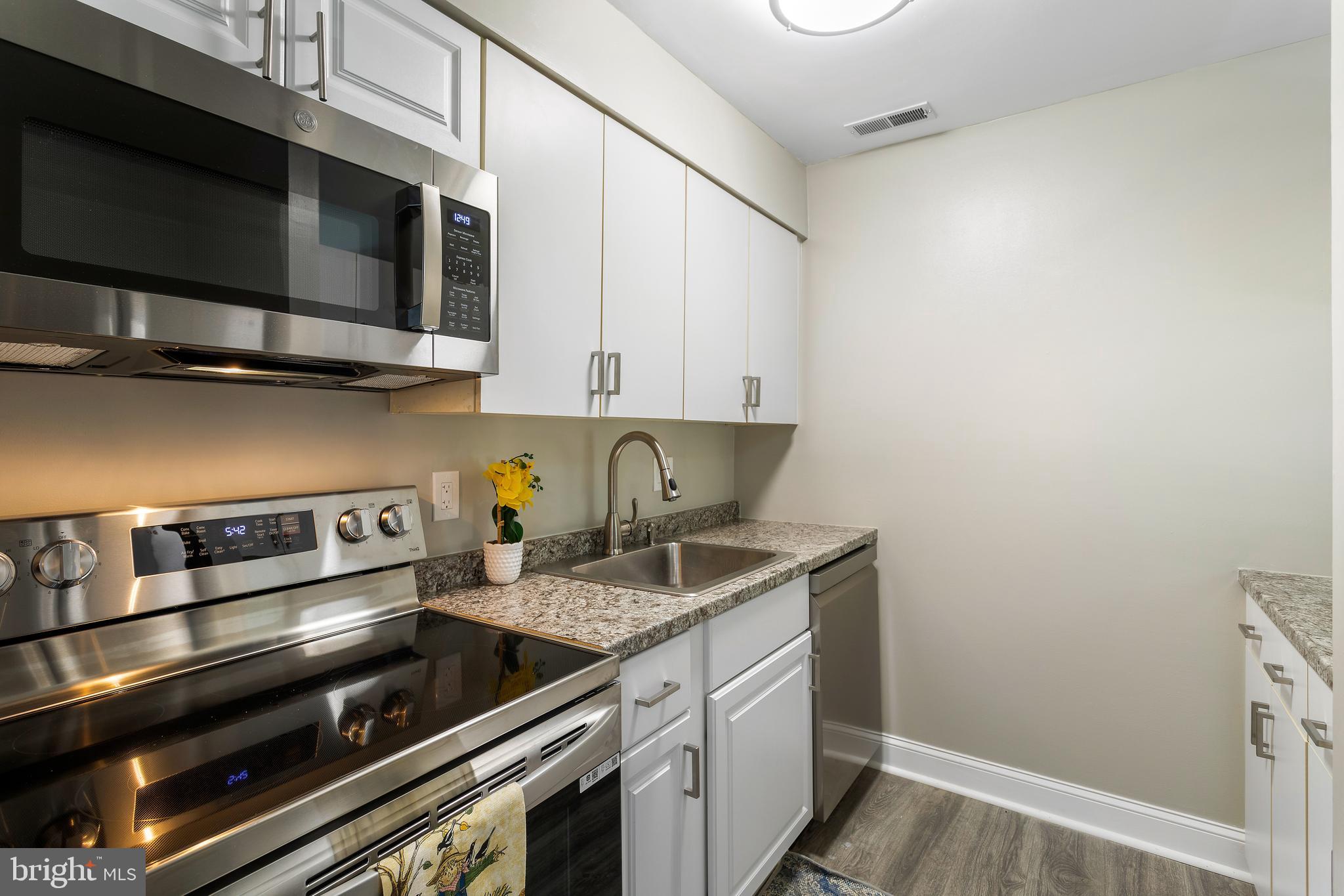 22 Andrew Place, Unit R126 Baltimore, MD 21201 - Photo 10 of 33 All new kitchen appliances