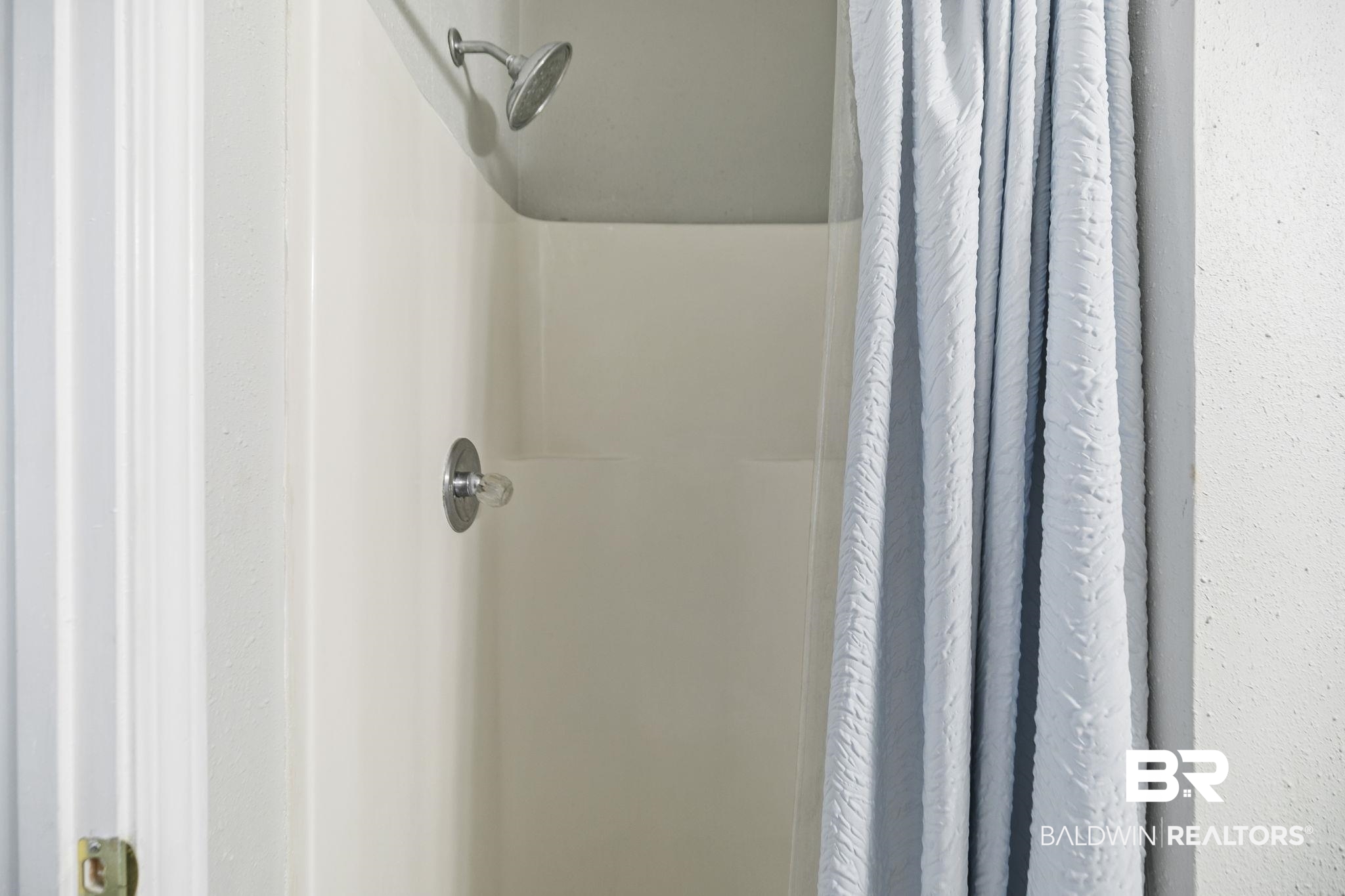 25957 Canal Road, Unit 302 Orange Beach, AL 36561 - Photo 14 of 26 Bathroom featuring curtained shower