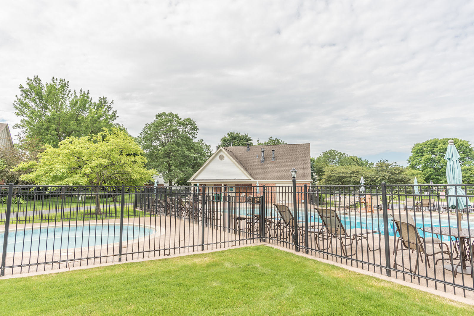 1410 Tulip Court, Unit D2 Wheeling, IL 60090 - Photo 22 of 30 a view of a garden