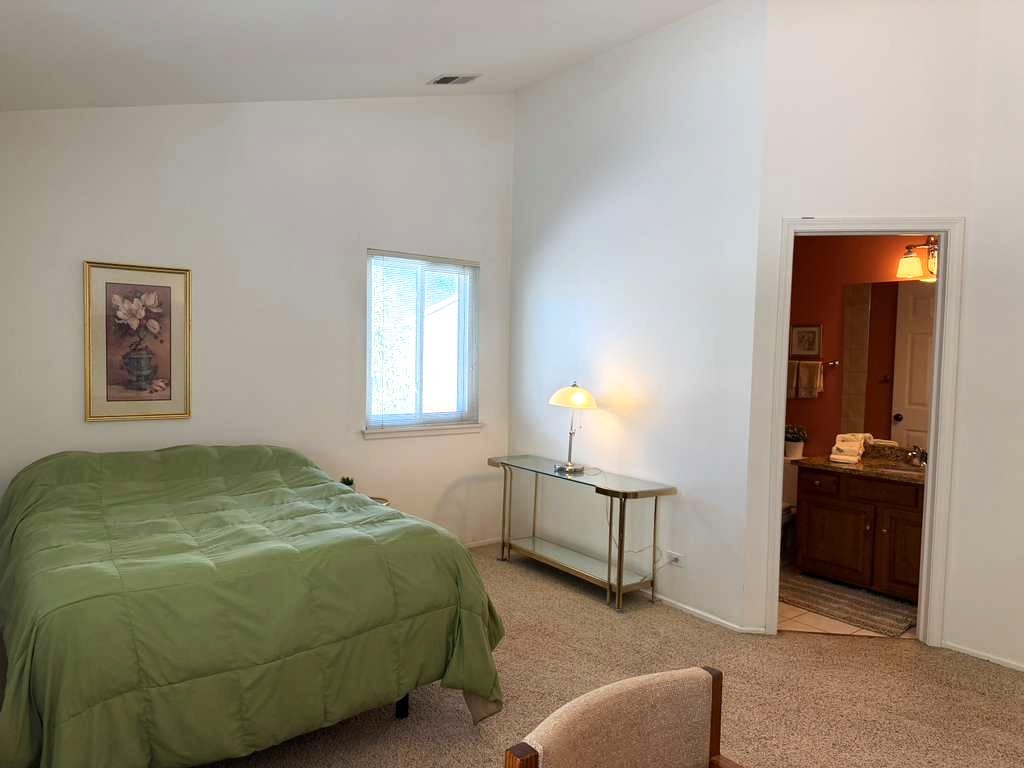 1410 Tulip Court, Unit D2 Wheeling, IL 60090 - Photo 9 of 30 a bedroom with a bed and dresser