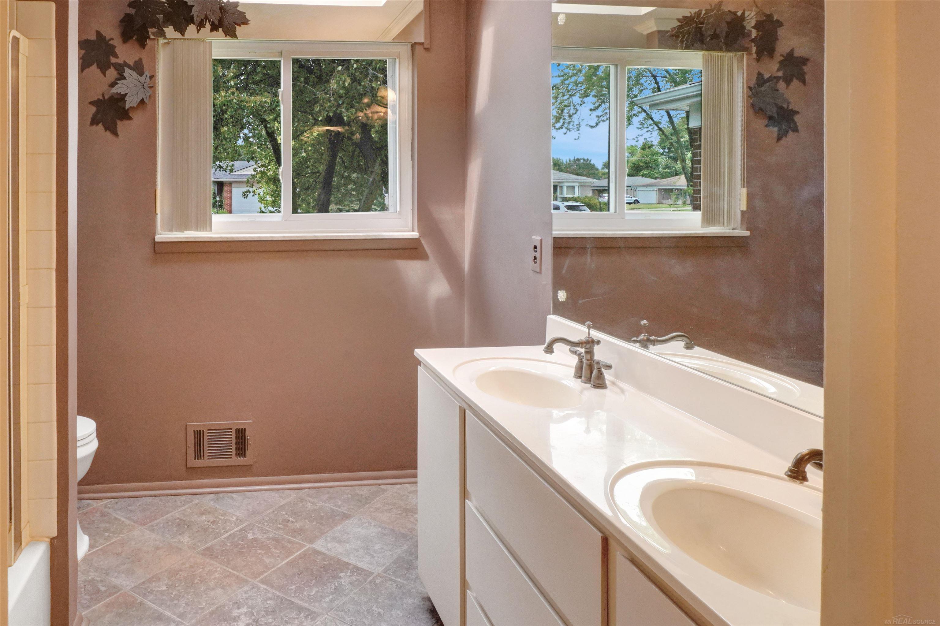 33726 Dyar Court Sterling Heights, MI 48310 - Photo 17 of 45 50212311-284b2172-f5f4-4990-b116-25d5e97c4cde.JPG