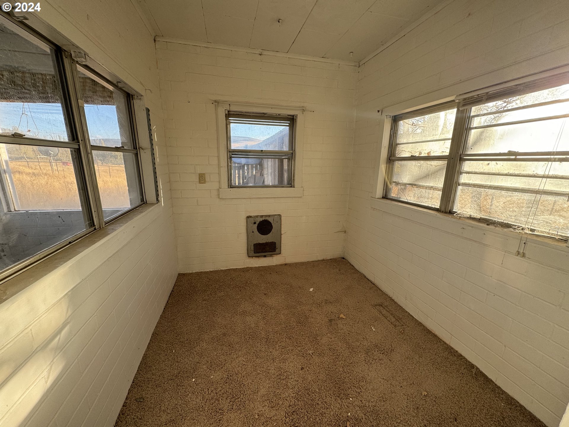 66350 Upper Rock Creek Road Arlington, OR 97812 - Photo 21 of 27 an empty room with windows