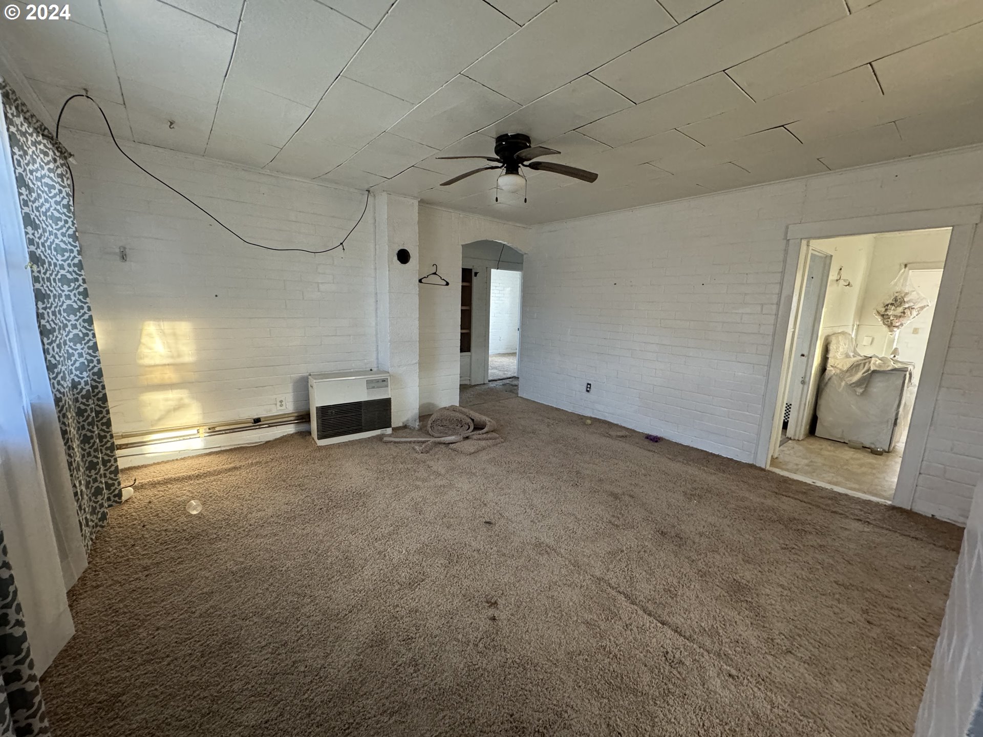 66350 Upper Rock Creek Road Arlington, OR 97812 - Photo 22 of 27 en empty room with windows and ceiling fan