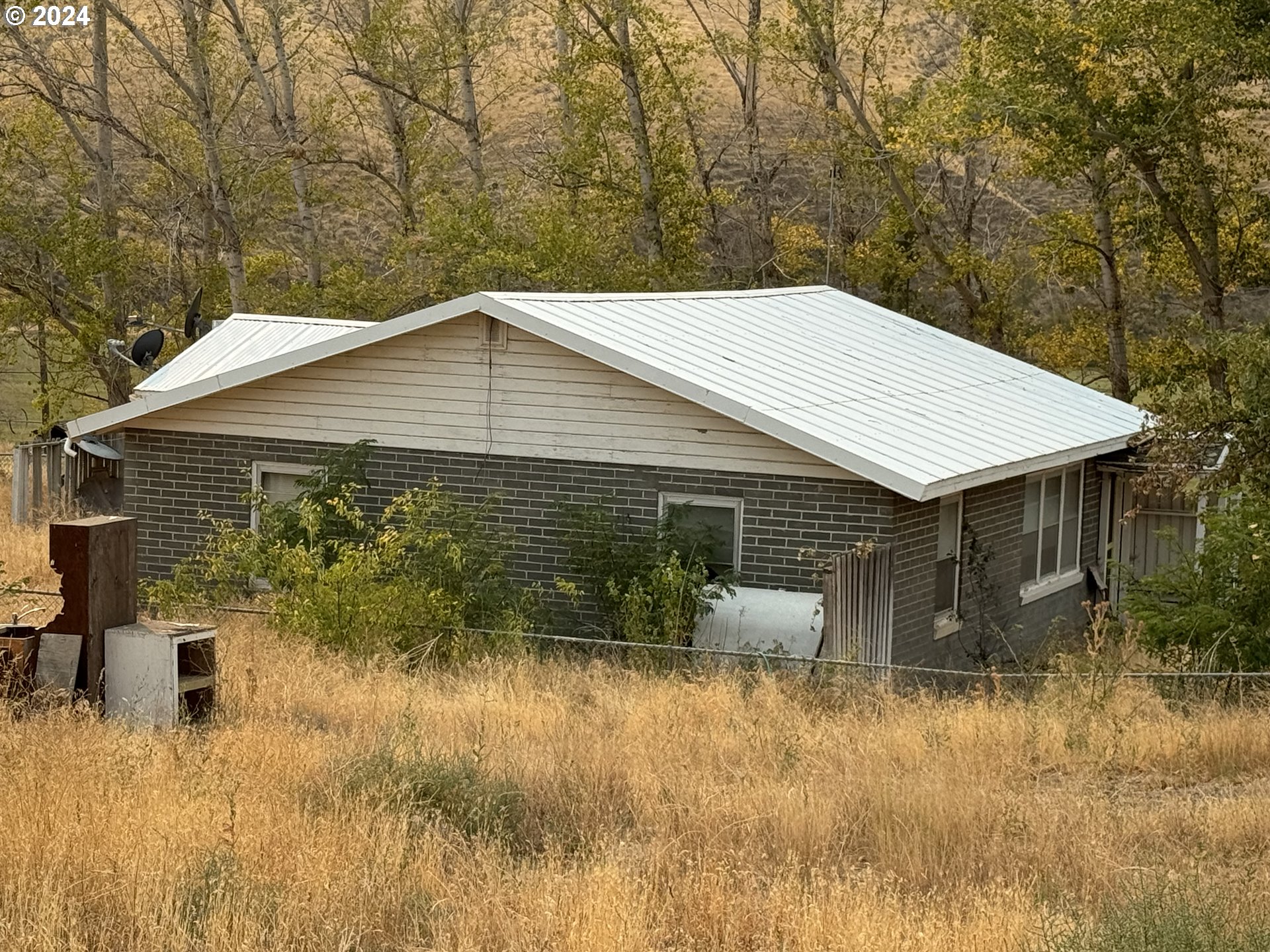 66350 Upper Rock Creek Road Arlington, OR 97812 - Photo 3 of 27 a backyard of a house with table and chairs