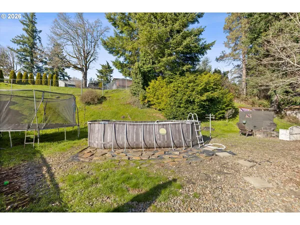 a view of a backyard