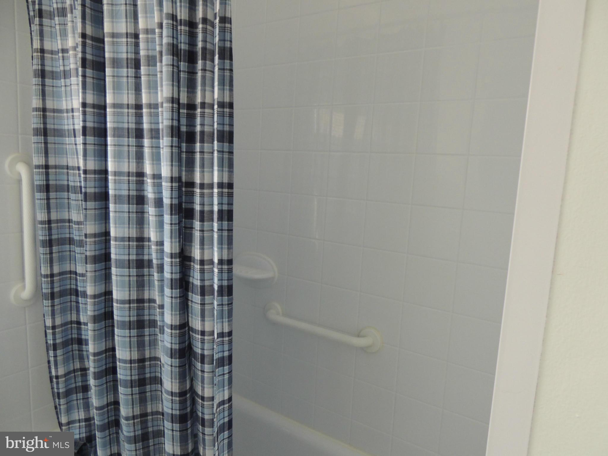 8302 Hillendale Road Baltimore, MD 21234 - Photo 11 of 20 Bath