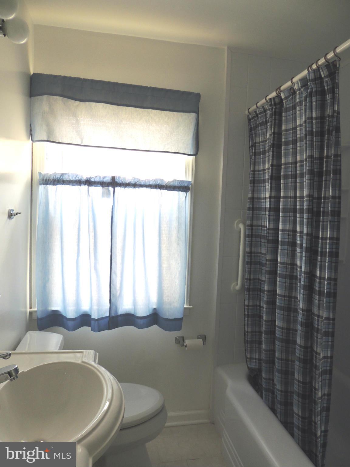 8302 Hillendale Road Baltimore, MD 21234 - Photo 12 of 20 Bath