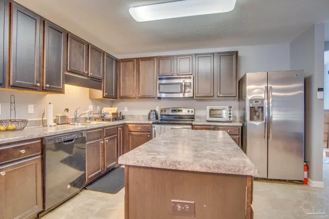 $1,800 | 172 Creekview Drive, Pensacola, FL 32503