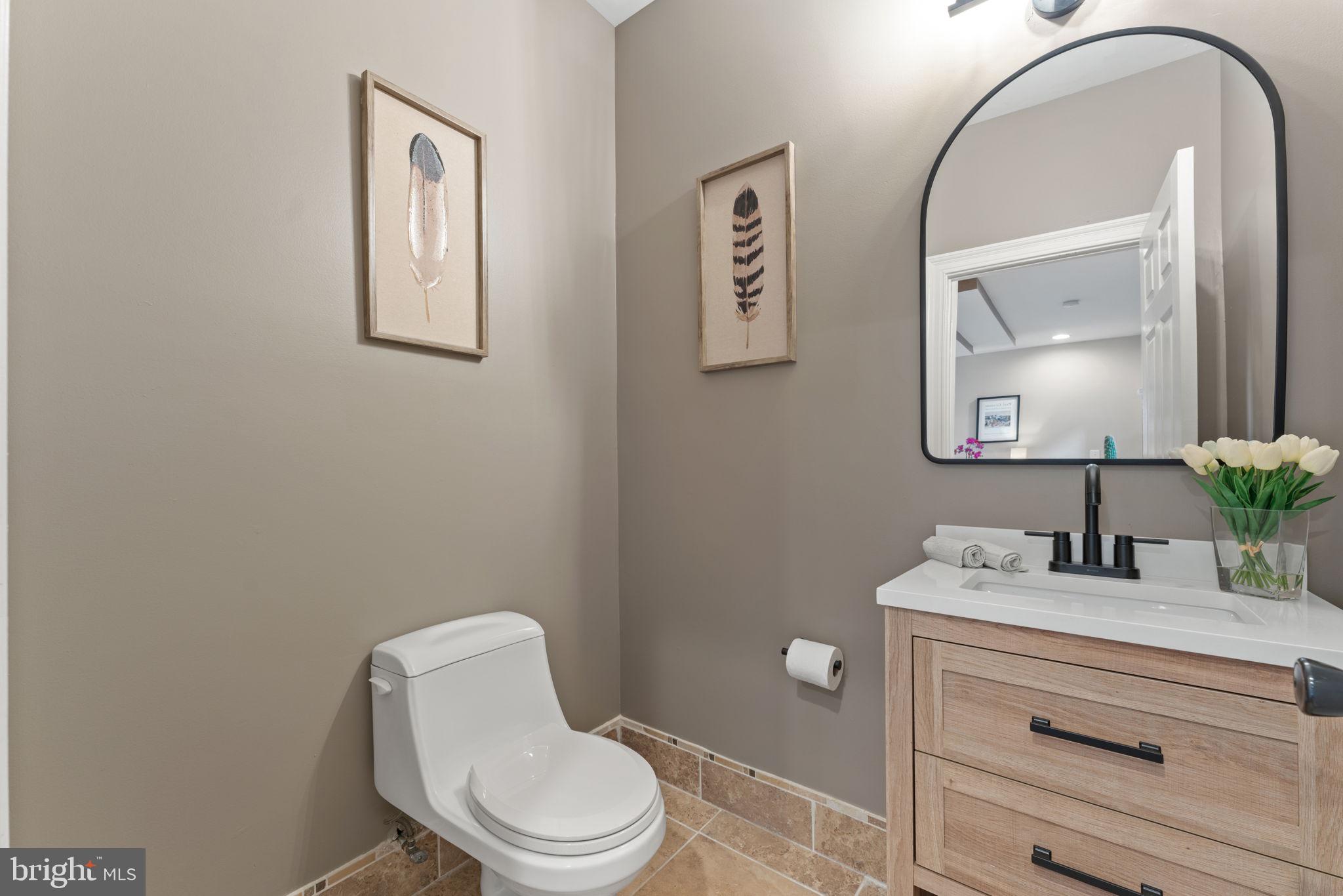 5005 Ridgewood Road Alexandria, VA 22312 - Photo 29 of 77 Main lvl half ba