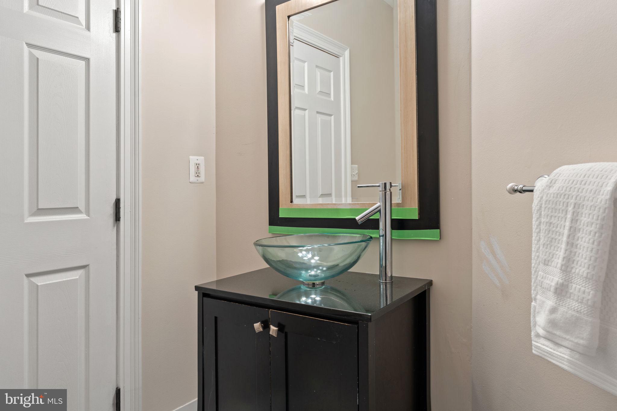 5005 Ridgewood Road Alexandria, VA 22312 - Photo 60 of 77 Upper hall bath