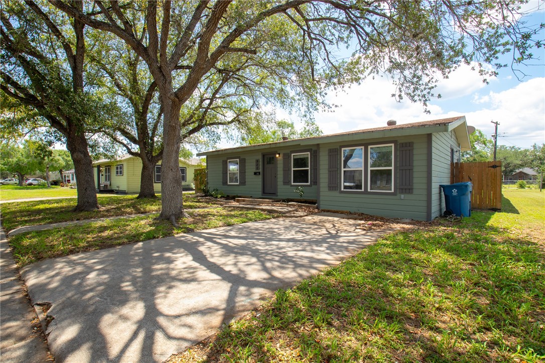 920 East Lewis Street Sinton, TX 78387 - Photo 2 of 24