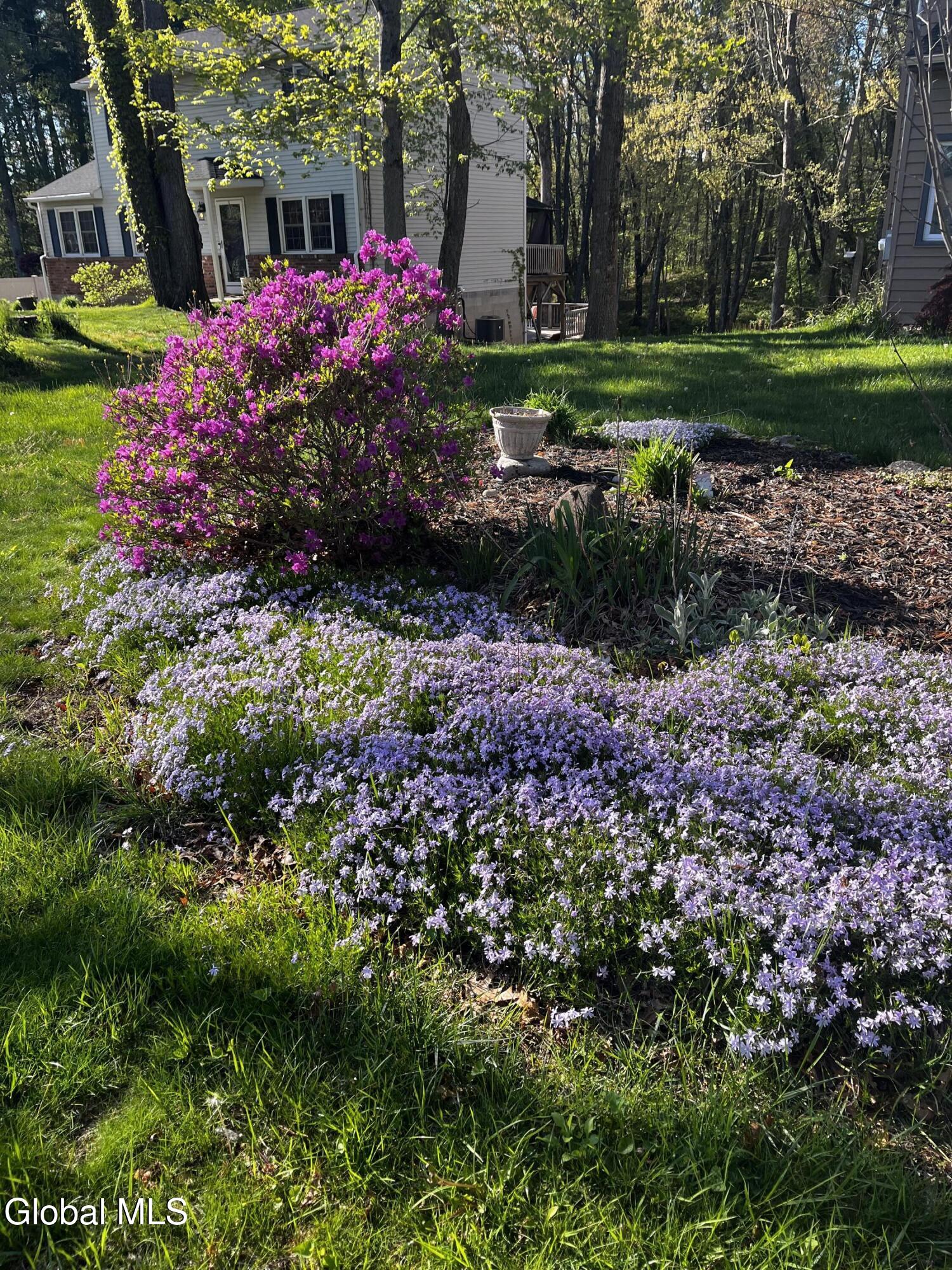 3287 East Old State Road Guilderland, NY 12303 - Photo 4 of 88 flower Bed