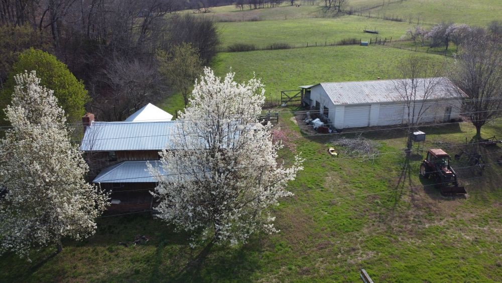 295 State Highway 48 Centerville, TN 37033 - Photo 70 of 80 a bird view of a house with a yard