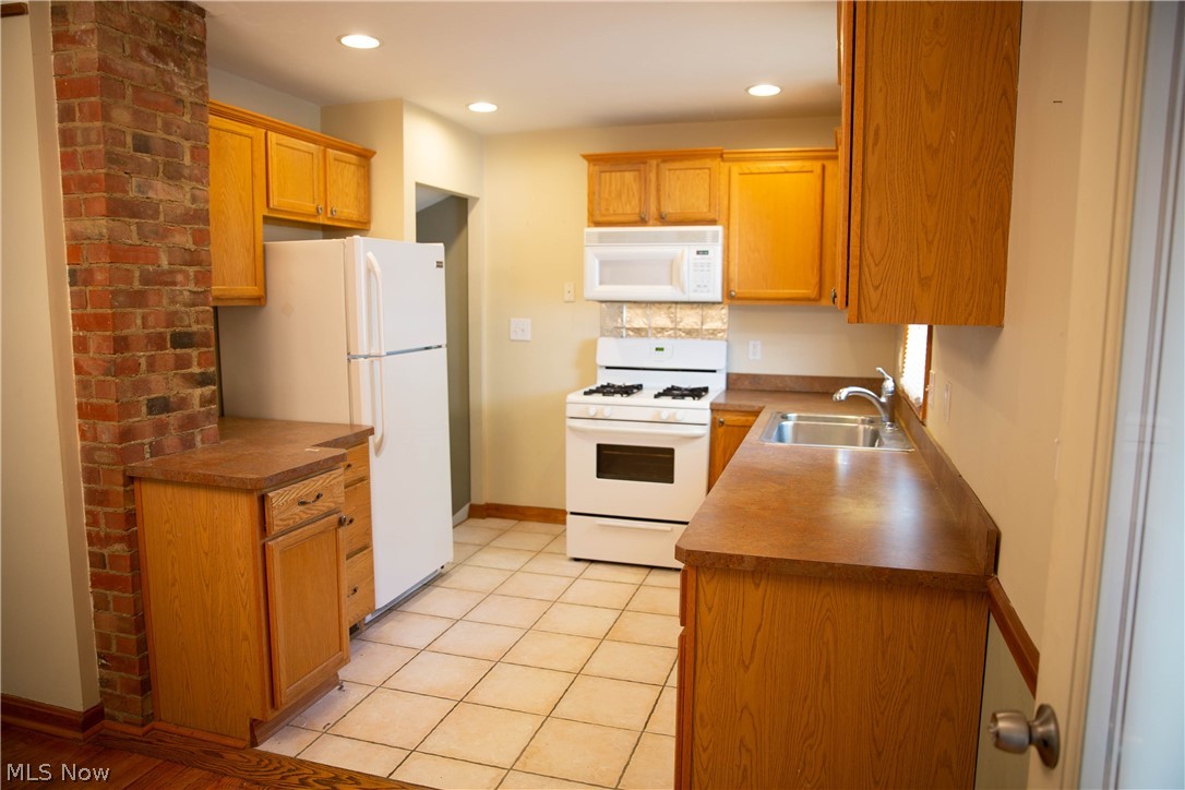 1216 Avondale Road Cleveland, OH 44121 - Photo 9 of 19