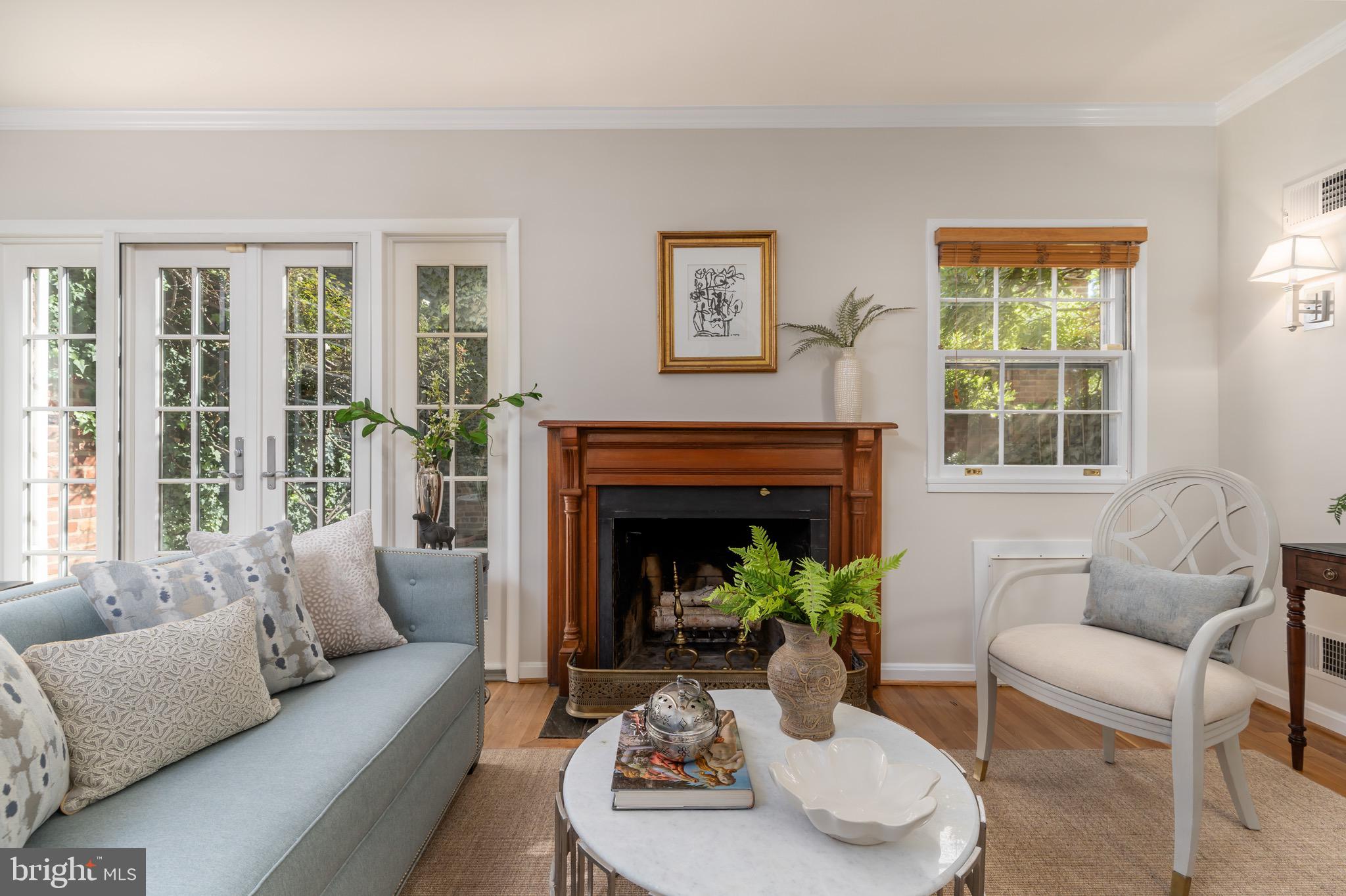 3202 Reservoir Road Northwest Washington, DC 20007 - Photo 7 of 27 Living Room