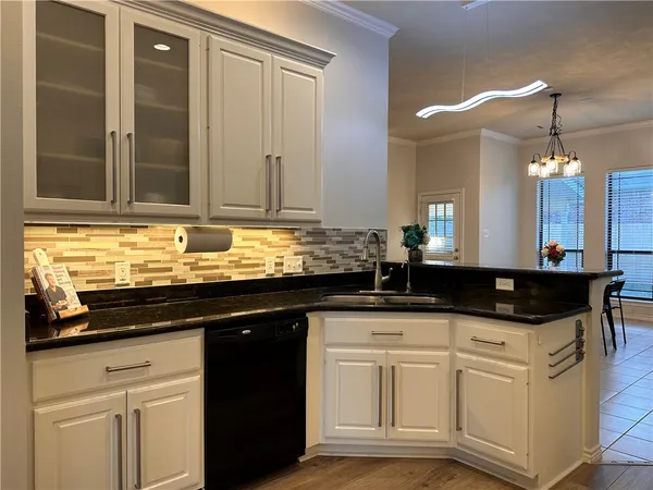 $2,700 | 913 Delrey Drive, College Station, TX 77845