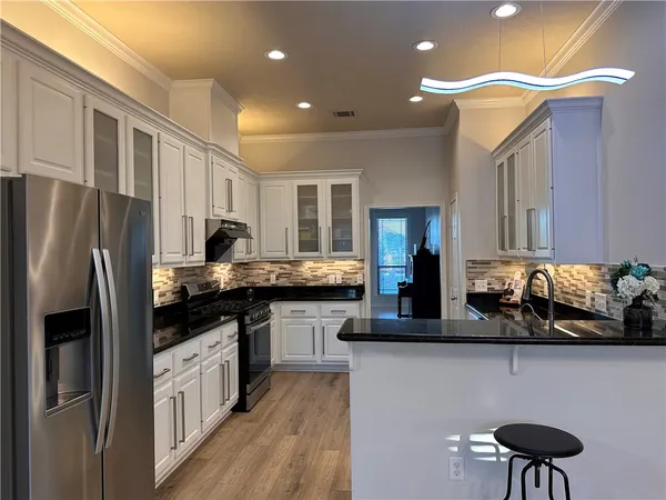 $2,700 | 913 Delrey Drive, College Station, TX 77845