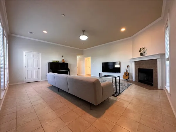 $2,700 | 913 Delrey Drive, College Station, TX 77845